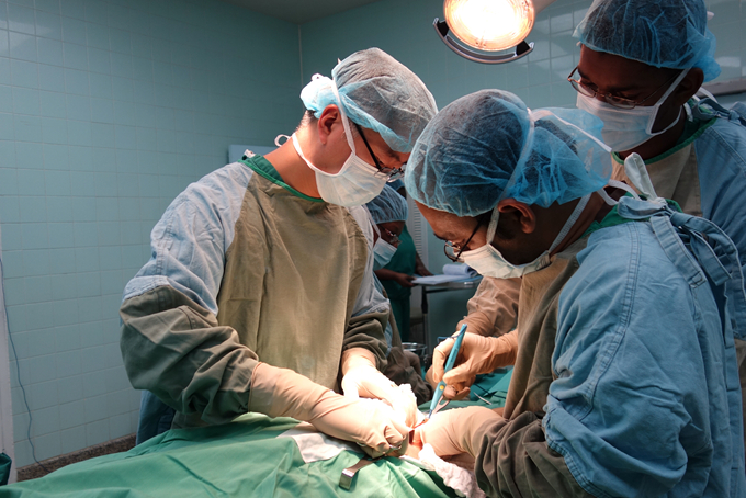 援特多:顺利开展援外任务(普外科手术).jpg 援特多:顺利开展援外任务(普外科手术).jpg